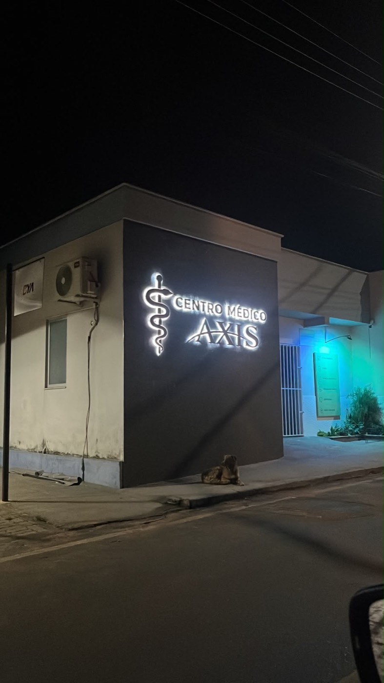 Letreiro retroiluminado do Centro Médico Axis à noite