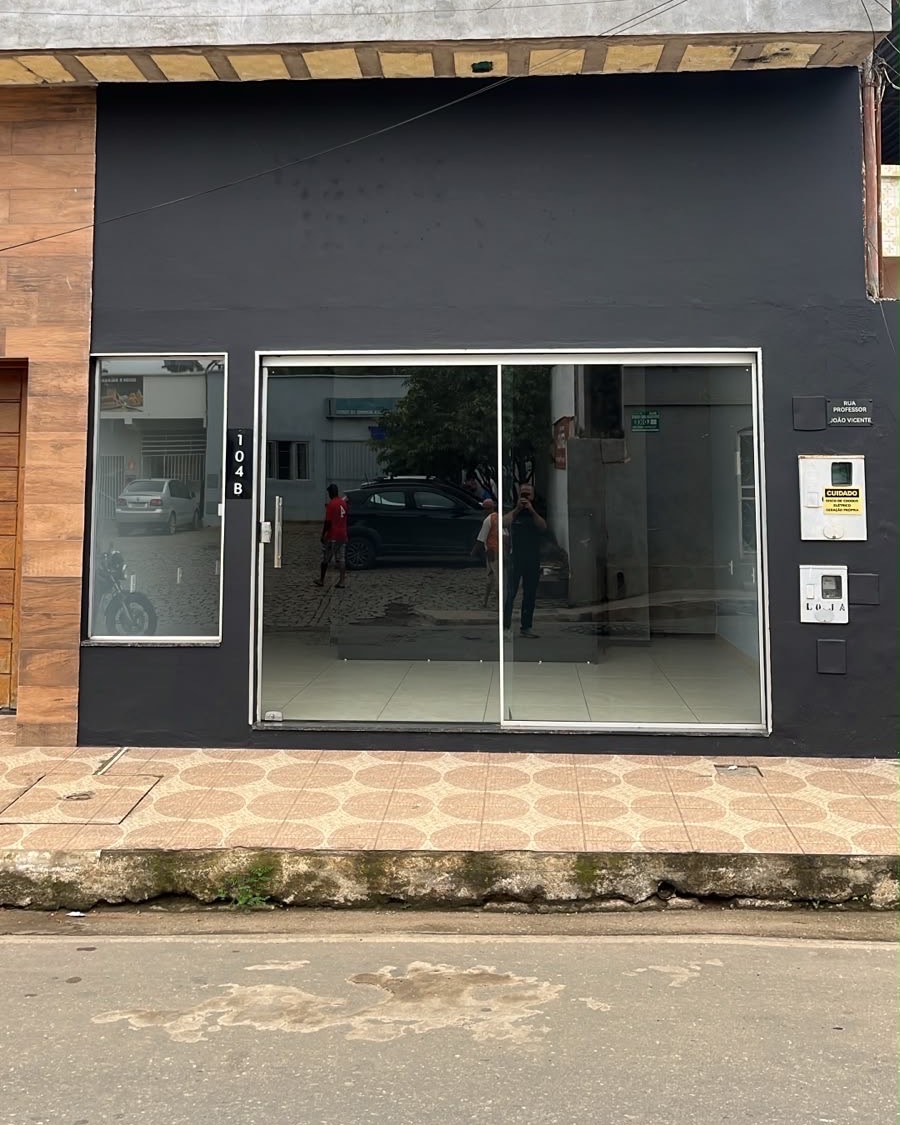 Antes: parede preta lisa e vitrine vazia, sem nenhuma identificação