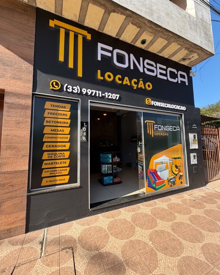 Depois: fachada da Fonseca Locação com letreiro em relevo, telefone, lista de serviços e vitrine adesivada